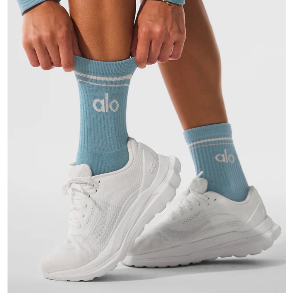 Alo Yoga Unisex Half Crew Throwback Socks, Small (5M-7M), Celestial Blue/White